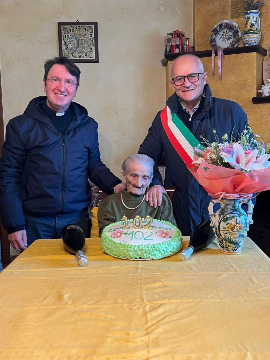 nonna Nicolina con il sindaco ed il parroco