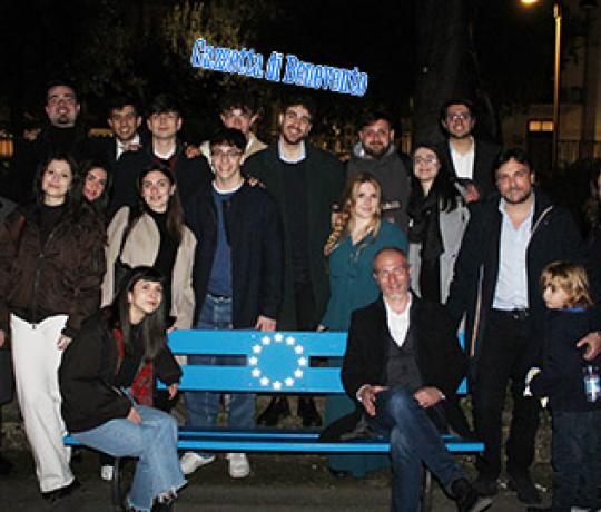 panchina blu villa comunale